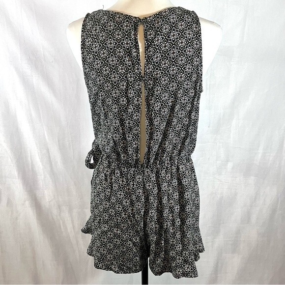 Sadie & Sage black and pink print open back wrap top romper size small - Picture 3 of 6
